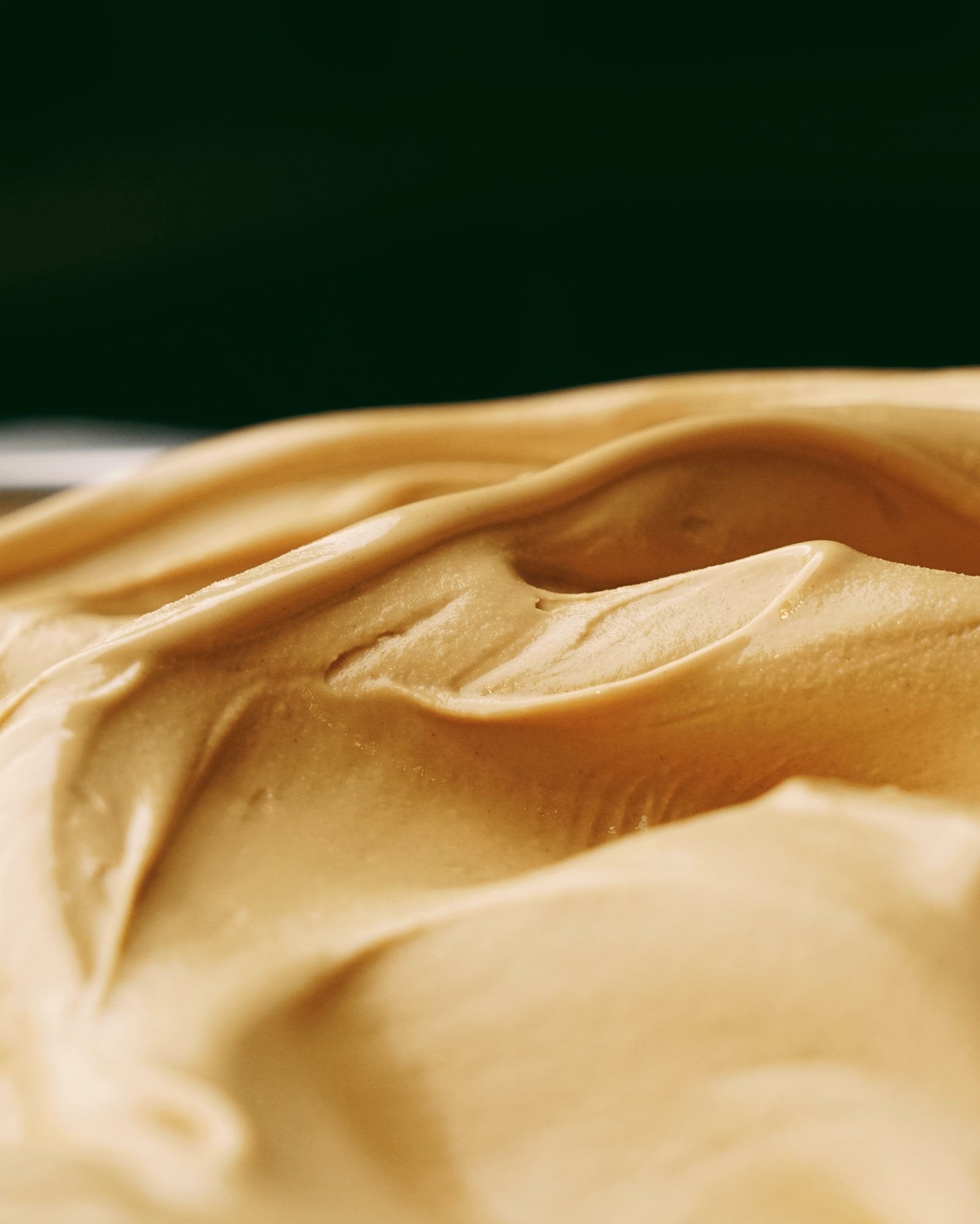 Erdnuss-Karamell Gelato mit passenden Zutaten